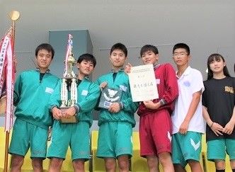 昨年8月の「第59回全国中学校水泳競技大会」で総合優勝を飾った男子チーム