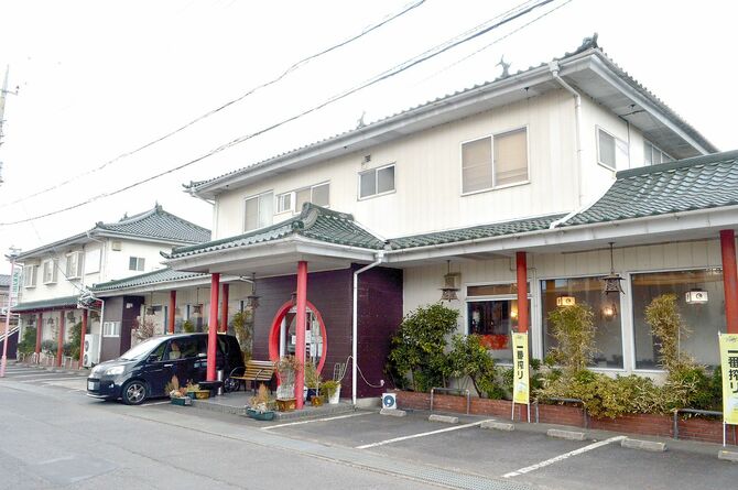 広い店内にはテーブル席のほか座敷や個室もあります