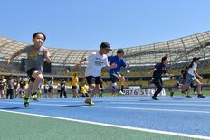 カンスタで全速力　宇都宮の短距離走イベントに150人　恐竜の着ぐるみや…