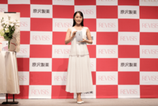 原沢製薬「リバイシス」 新CM発表会を開催　CMに出演の女優・菅井友香…
