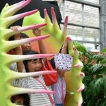 食虫植物が虫と戦うヒーローに　食べられる虫になって記念撮影も　とちぎ花…