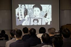 障害との闘い 半生が紙芝居に