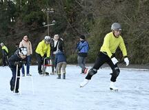 笑顔でスイスイ 天然氷のリンク　