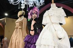インフルエンサーも日本映画見てロリータ服