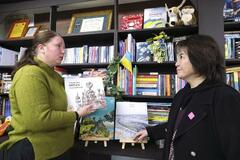 「本は私たちの心です」祖国とつながる本を集める女性、カウンセラー団体が支援続ける