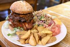 【グルメ探訪】ソースと肉、抜群の相性　バーガーセット　クロコダイル・ダイナー（小山）