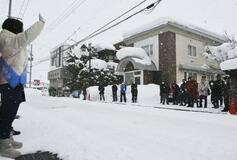 雪に阻まれ響かぬ演説
