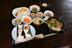 うまみ引き立つ米と総菜