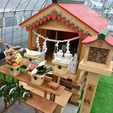 いちご神社を設置　鹿沼の「出会いの森」　新たなフォトスポットに
