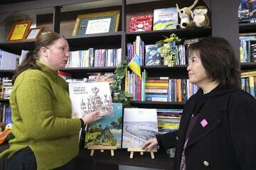 「本は私たちの心です」祖国とつながる本を集める女性、カウンセラー団体が支援続ける