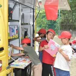 青空の下、本に熱中　那須高原小に移動図書館車