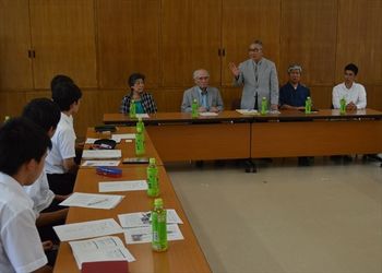退造の母校宇都宮高を訪れ、在校生に語り掛ける元沖縄県副知事の嘉数さん(右から3人目)ら同県関係者=月12日午後、宇都宮高