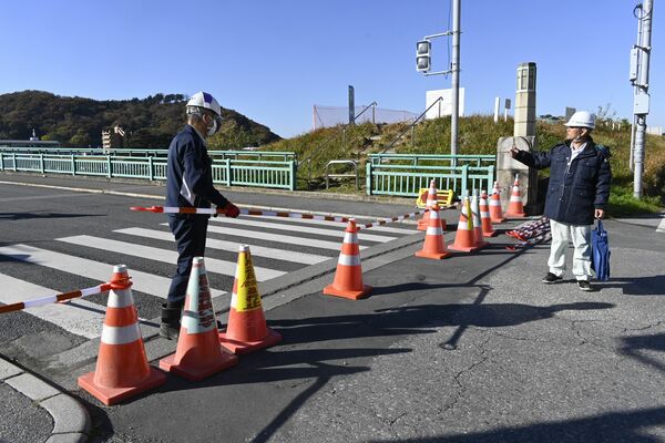 中橋を全面通行止めにする関係者