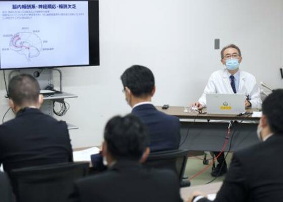 研修会でギャンブル依存症の特徴などを説明する、国立病院機構久里浜医療センターの松下幸生院長(奥)=13日午後、神奈川県横須賀市