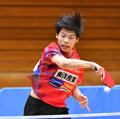 一般男子決勝　第５ゲーム、大貫（福岡・希望が丘高）がスマッシュを決める＝ＴＫＣいちごアリーナ