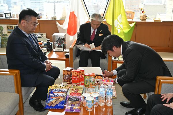 協定書に署名するブルボンの吉田社長（右）と福田知事（中央）＝23日午前、県庁