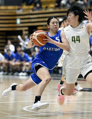 第4クオーター、白鴎大の池田(左)がゴール下に攻め込む