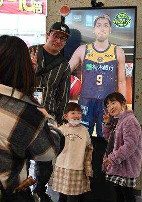 選手と一緒に記念写真を撮る家族連れ