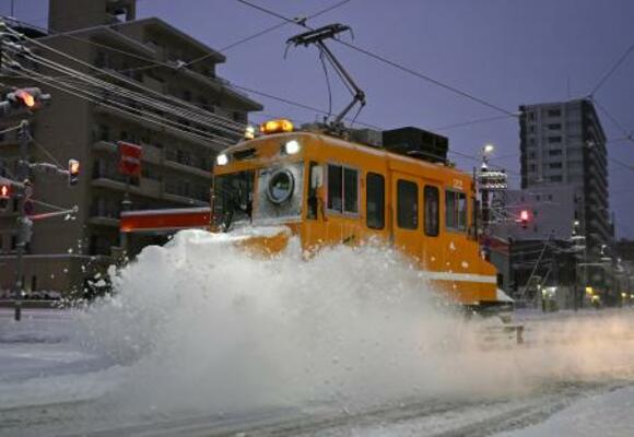 今季初めて出動し、軌道に積もった雪を掃き飛ばす「ササラ電車」=8日午前6時3分、札幌市中央区