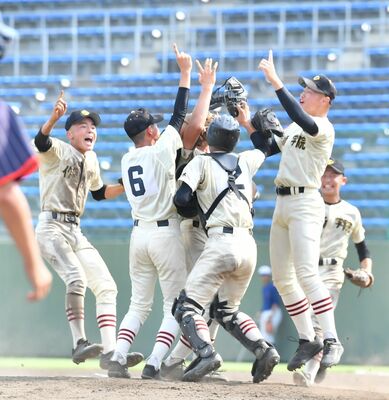 全日本大会への出場を決め、マウンドで喜ぶ作新の選手たち＝エイジェックスタジアム、加藤竜矢撮影