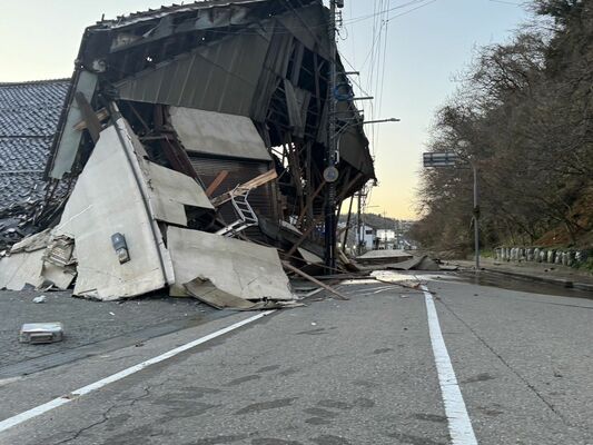 地震で倒壊した建物＝１日午後、石川県七尾市（小村さん提供）