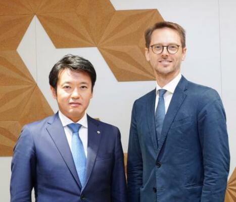 会談後、記念写真に納まる青森県の宮下宗一郎知事(左)と仏政府のローラン・クエニー局長=7日、パリ(共同)
