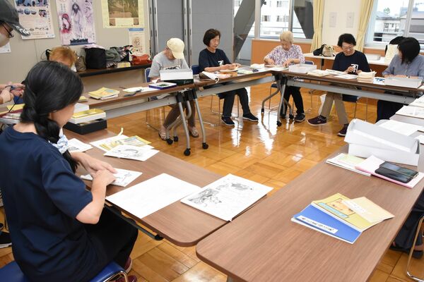 黄表紙の和とじ作業などを行うとちぎ歌麿交流館のメンバーたち
