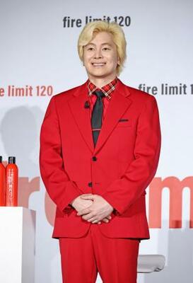 　発表会に登場したカズレーザー＝８月２６日、東京都新宿区