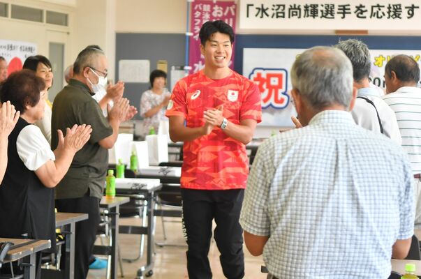 出席者にパリ五輪の活躍をねぎらわれる水沼選手（中央）