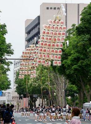 「東北絆まつり」で披露された秋田竿燈まつり=24日午後、盛岡市