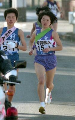 原裕美子（左）と競り合い、区間賞を獲得した赤羽＝１９９８年の第３９回大会から