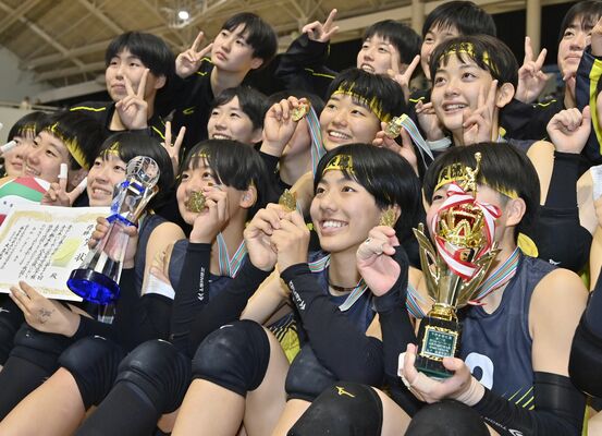 女子で２連覇し、メダルなどを手に笑顔の国学栃木の選手たち