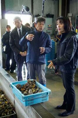 　中野水産の中野良広社長（手前左）からカキの大量死について説明を受ける広島県の横田美香知事＝４日午前、広島県呉市