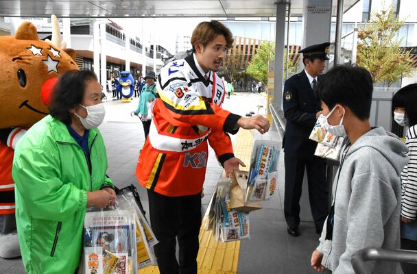 特殊詐欺などへの注意を呼びかけるＨＣ栃木日光アイスバックスの鈴木主将（中央）＝28日午後、宇都宮市宮みらい