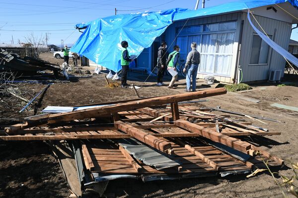 強風で飛ばされた住宅の屋根。宇都宮地方気象台の担当者が現地調査に訪れた＝22日午後１時20分、下野市下石橋