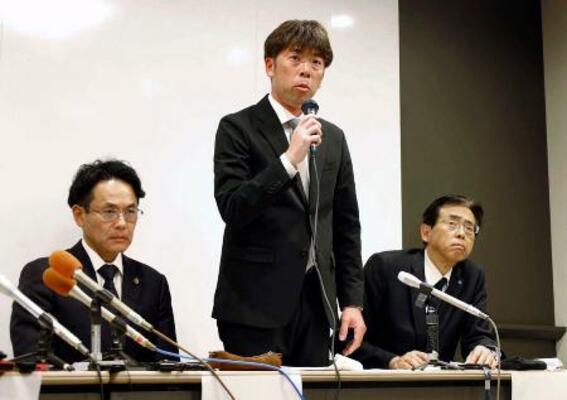 　新潟市の北越高で開かれた記者会見で、磐越道バス事故の経緯を説明する男子ソフトテニス部の寺尾宏治顧問（中央）＝１０日午後