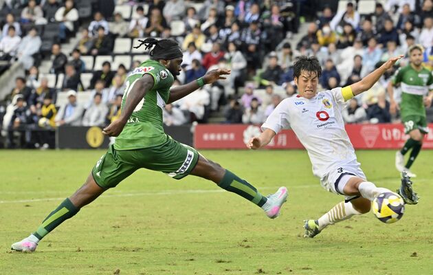 後半28分、栃木シティのＦＷウタカ（左）がシュートを決める＝ＣＦＳ、広瀬華撮影