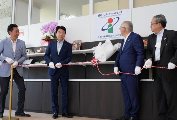 看板を除幕し、開所を祝う佐藤市長（左から２人目）ら