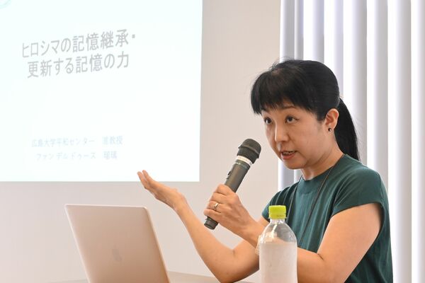 被爆者の記憶継承について話すファンデルドゥース准教授＝28日午後、広島市中区中島町