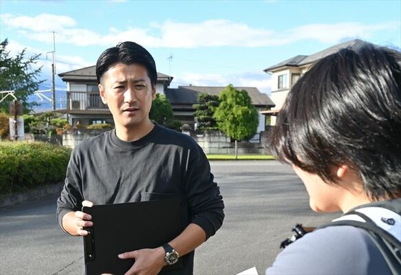 地元を回り、暮らしや育児について市民の話を聞く森島市議＝10月下旬、矢板市内