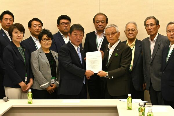 自民党県連の木村好文幹事長（前列左から４人目）から総裁選出馬要請書を受け取る茂木氏（同３人目）＝８月28日午後、国会内