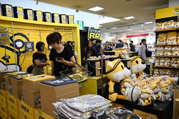 約４００種類の公式グッズを求める客でにぎわう店内＝２７日午前、宇都宮市今泉町