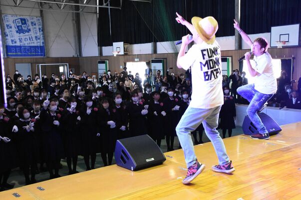 宇都宮海星女子学院高の卒業式で熱唱するファンモン