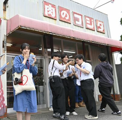 精肉店の揚げ物に舌鼓を打つ参加者