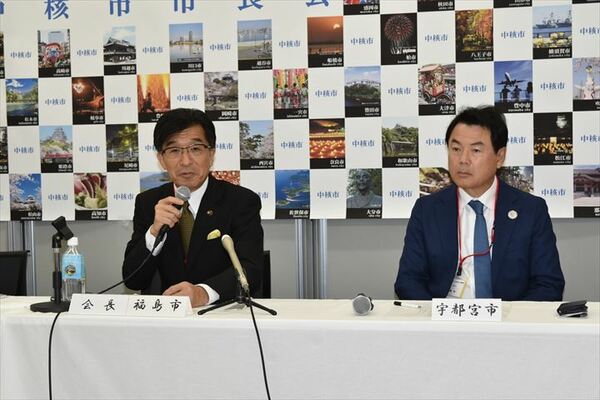 中核市市長会議後の会見に応じる木幡会長（左）と佐藤市長＝２日午前、宇都宮市内
