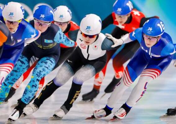 女子マススタート決勝 滑走する佐藤綾乃(右から3人目)=ミラノ(共同)