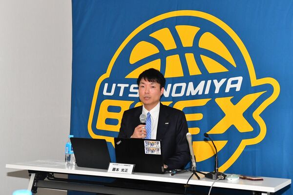 新アリーナの基本計画を発表する藤本社長=19日午前、宇都宮市内