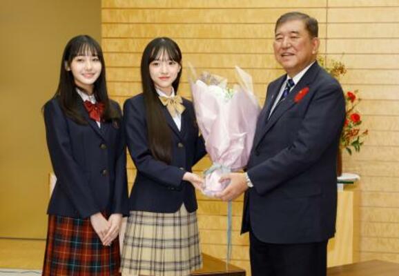 　ファッション雑誌「ニコラ」専属モデルの（左から）崎浜梨瑚さん、中瀬梨里さんと写真に納まる石破首相＝１４日夜、首相官邸