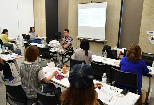 座学で受講の心構えなどを語る大塚さん（中央）＝５月下旬、ライトキューブ宇都宮