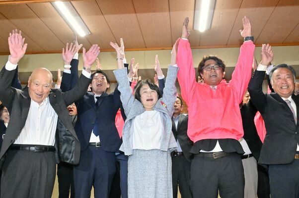３選を果たし、支持者と万歳する川俣純子氏（中央）＝19日午後９時35分、那須烏山市中央２丁目、近藤文則撮影